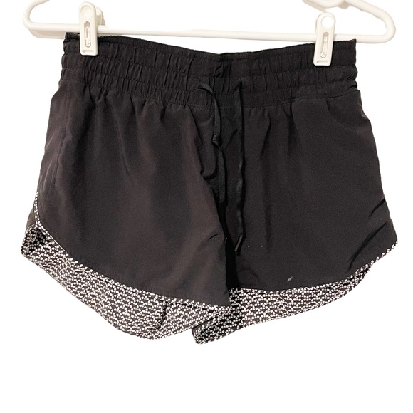 Lululemon Size 4 Black Choose a Side Reversible Athletic Pull on Shorts - Picture 1 of 4